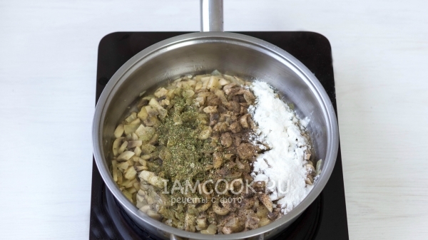 Всыпать муку и специи