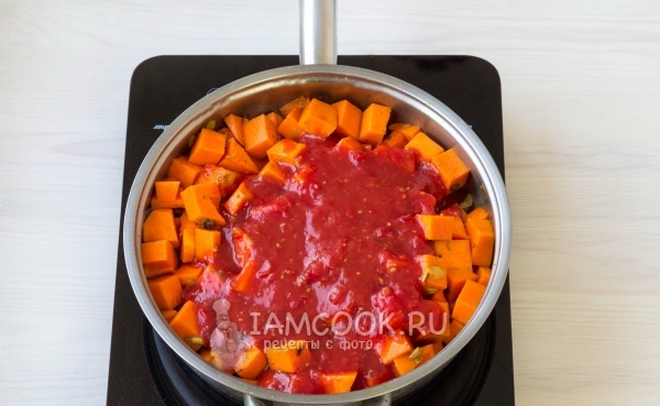 Полить томатным соусом