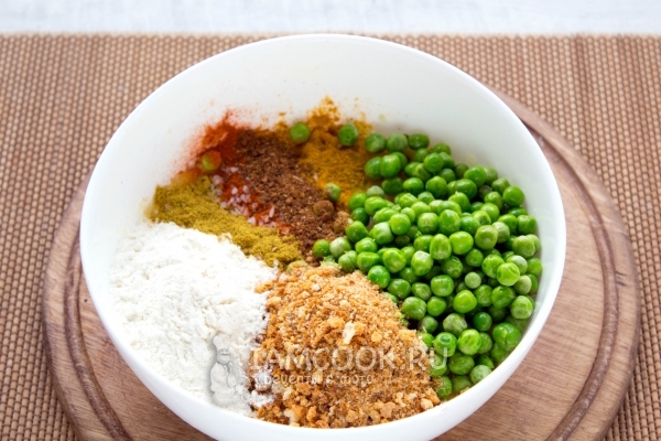 Добавить горошек, сухари, муку и специи