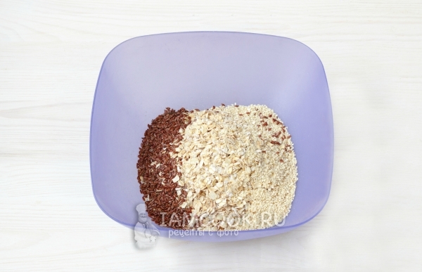 Соединить семена льна, овсяные хлопья и кунжут