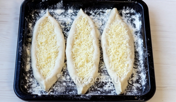 Положить заготовки на противень