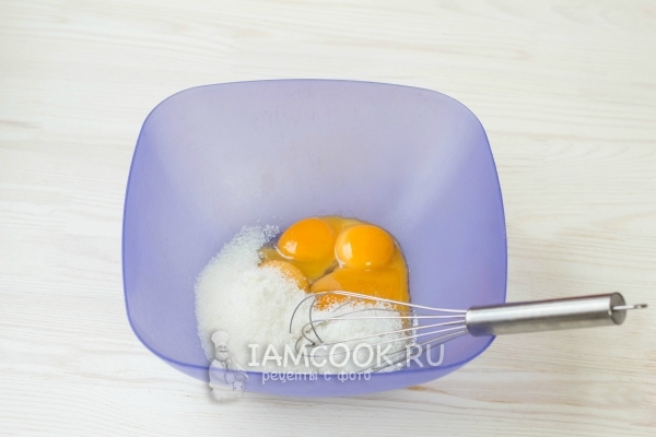 Соединить желтки с сахаром