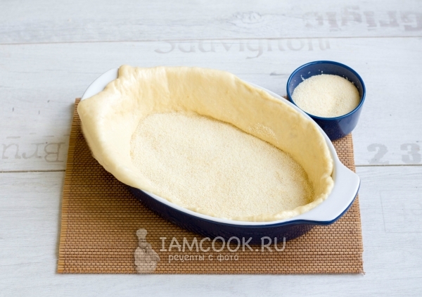 Посыпать тесто мукой