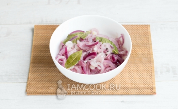 Залить лук с лавровым листом водой