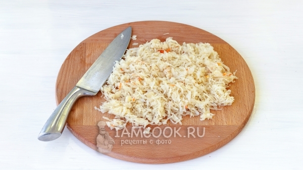 Порезать кислую капусту