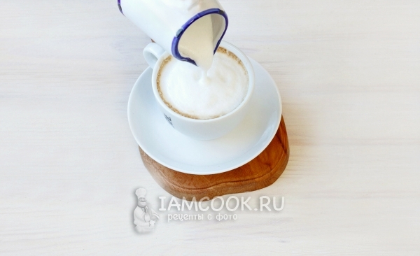 Влить молочную пену