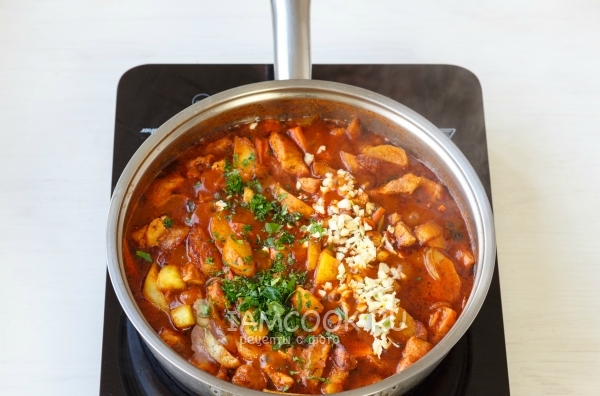 Добавить зелень и чеснок