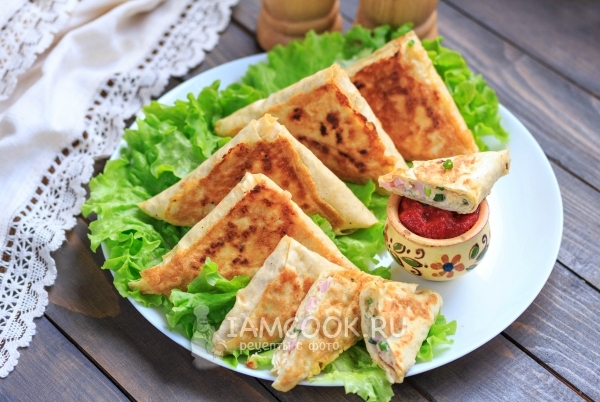 Жареный лаваш с колбасой и сыром