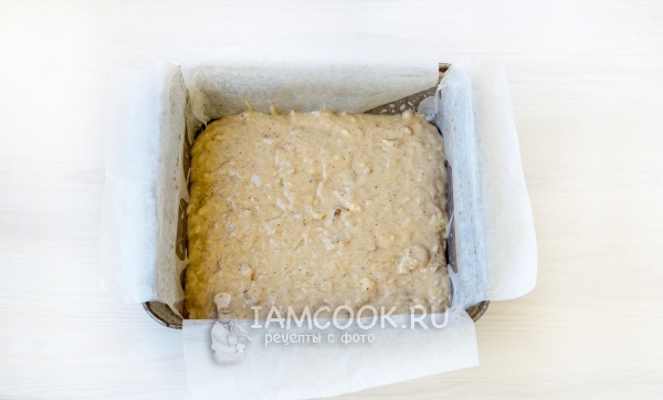 Положить тесто в форму