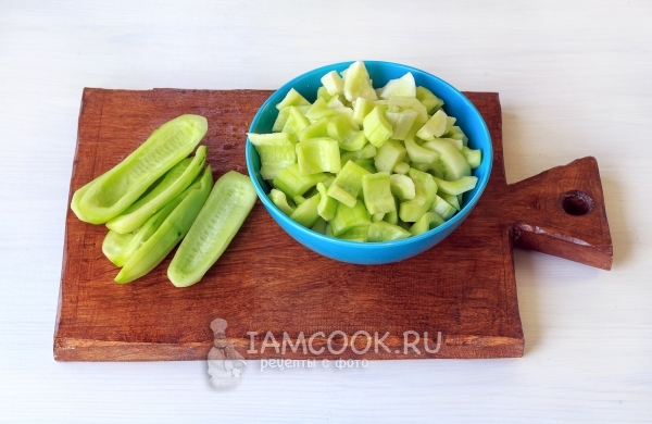 Порезать огурцы