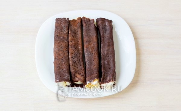 Свернуть блин с начинкой в рулет