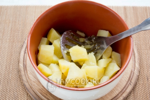 Размять картофель