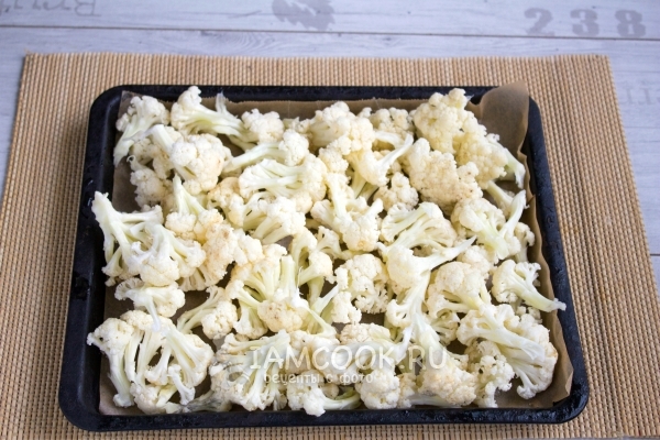 Выложить соцветия капусты в духовку