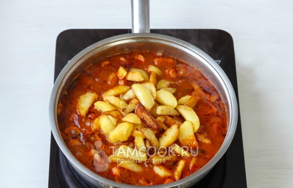 Положить к мясу картофель