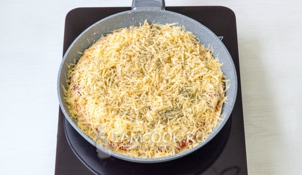 Посыпать сыром