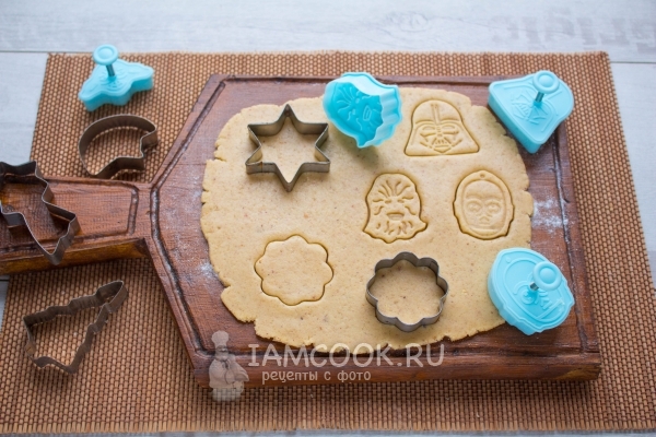 Вырезать из теста фигурки