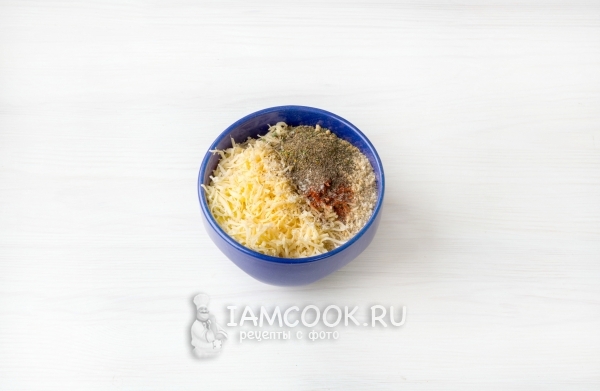 Добавить сыр и специи