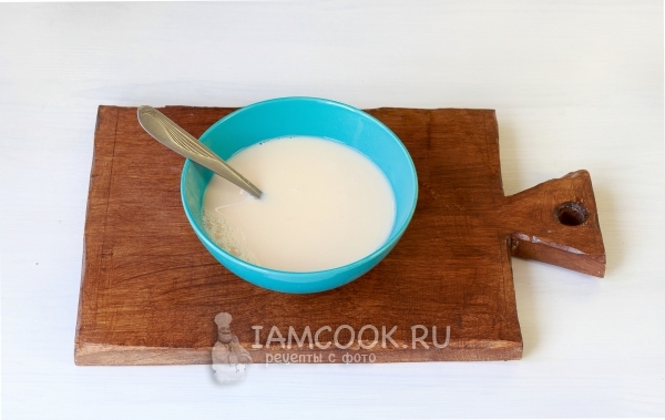 Соединить яйца и молоко