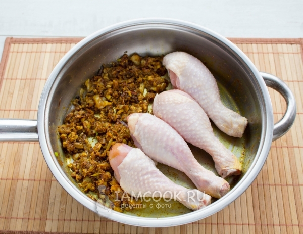 Положить куриные ножки