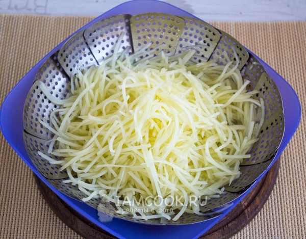 Откинуть картофель на дуршлаг