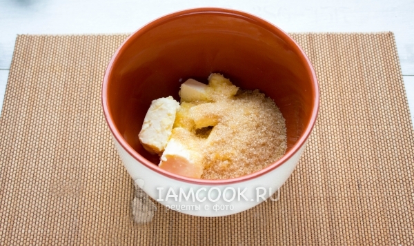 Соединить сахар и масло