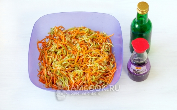 Влить уксус и соевый соус