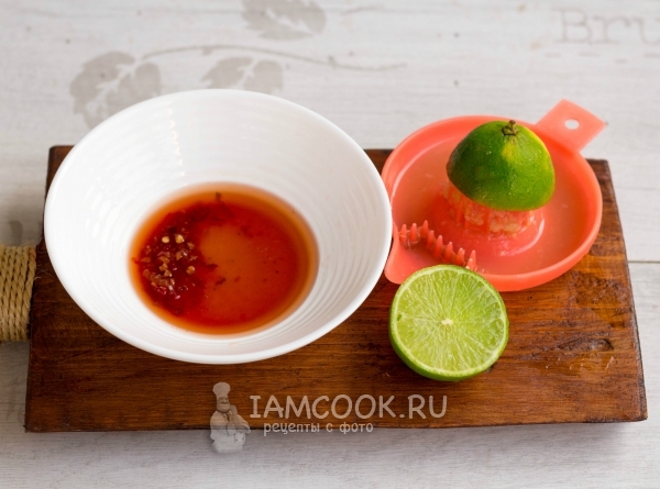 Выжать сок лайма