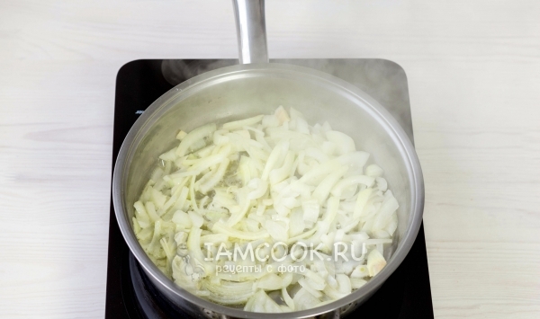 Положить на сковороду лук