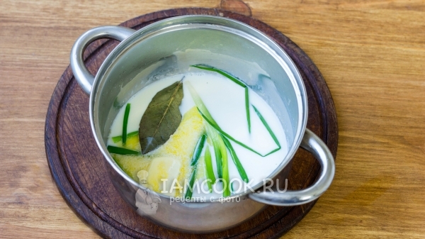 Положить в молоко лук, лавровый лист и масло