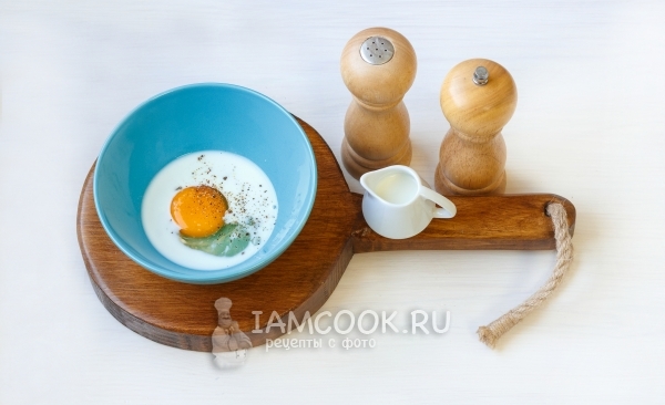 Соединить яйца с молоком