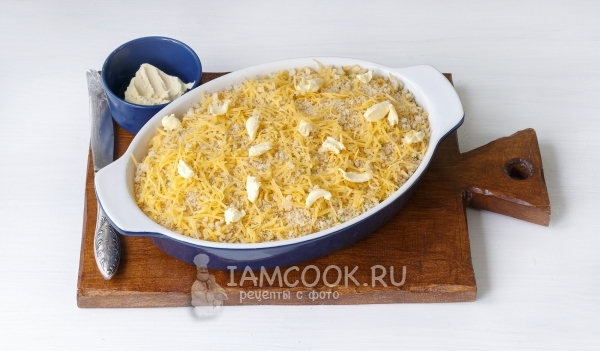 Положить кусочки масла