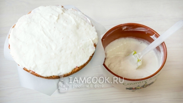 Смазать бисквит кремом
