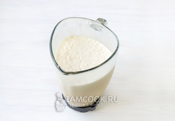 Взбить молоко с кофе и льдом