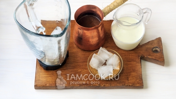 Положить в блендер лед