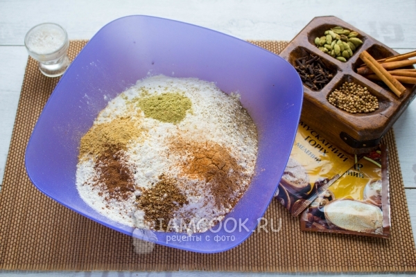 Смешать муку, соду, соль и специи