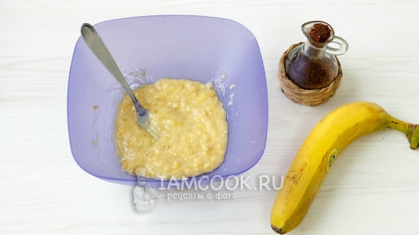 Размять банан вилкой