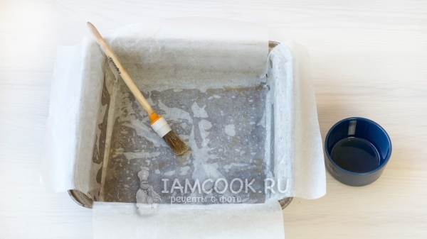 Смазать форму маслом