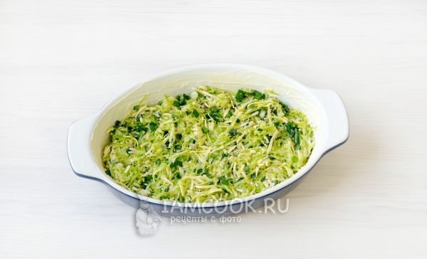 Выложить смесь в форму