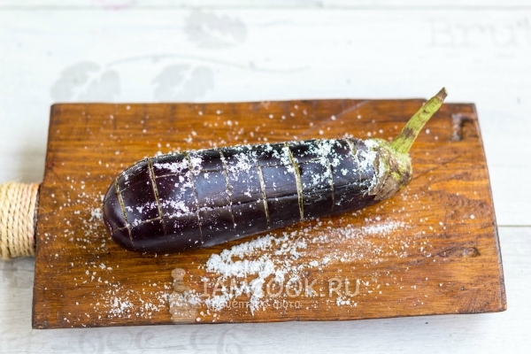 Посыпать баклажан солью