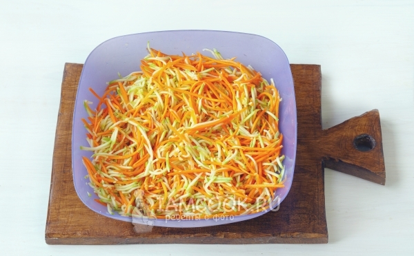 Размешать овощи с солью и сахаром