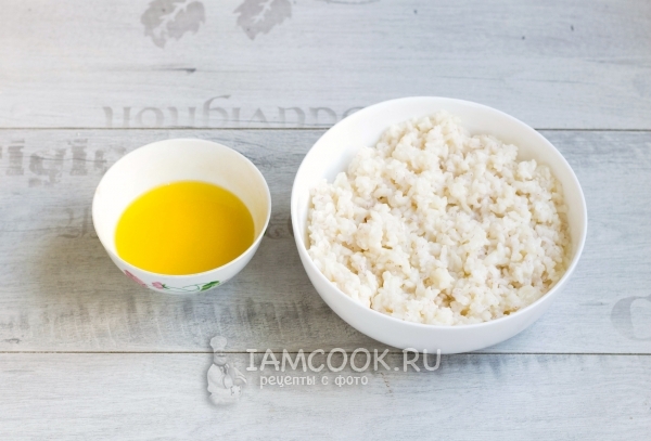 Добавляем в рис сливочное масло