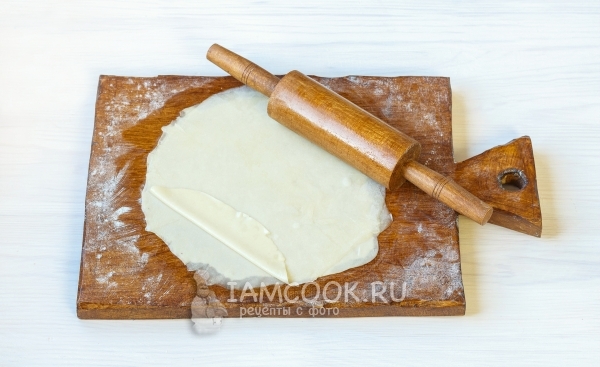 Положить второй пласт теста