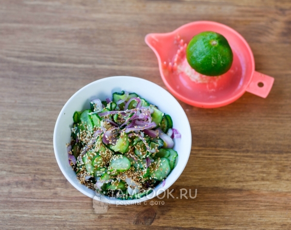 Добавить кунжут и сок лимон