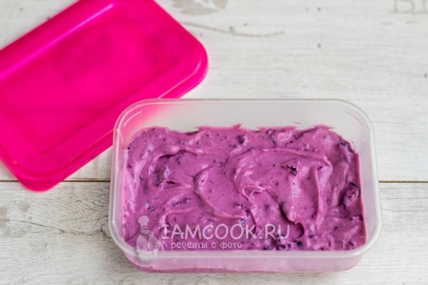 Переложить мороженое в контейнер