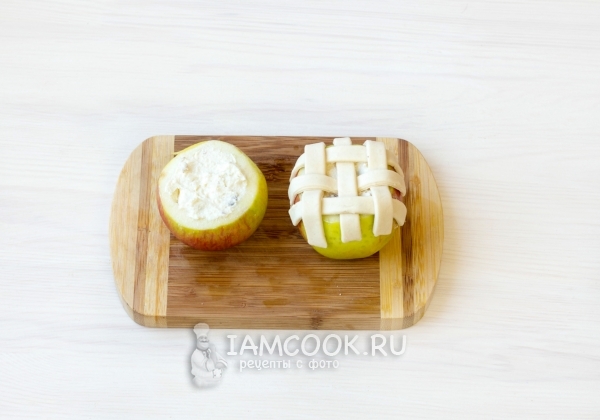 Накрыть яблоки тестом