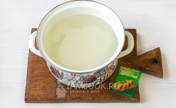 Всыпать дрожжи