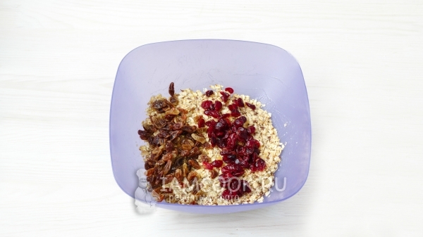 Добавить сухофрукты