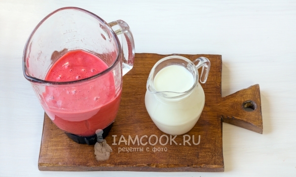 Пюрировать клубнику с бананом