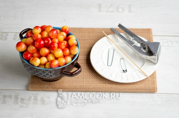 Достать из черешни косточки