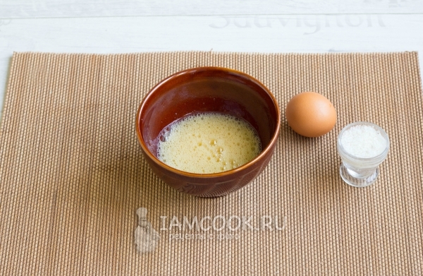 Взбить яйца с солью